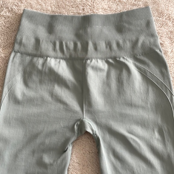 Lululemon Athletica Taryn Toomey Awakening Crop in Earl Grey - Picture 9 of 12